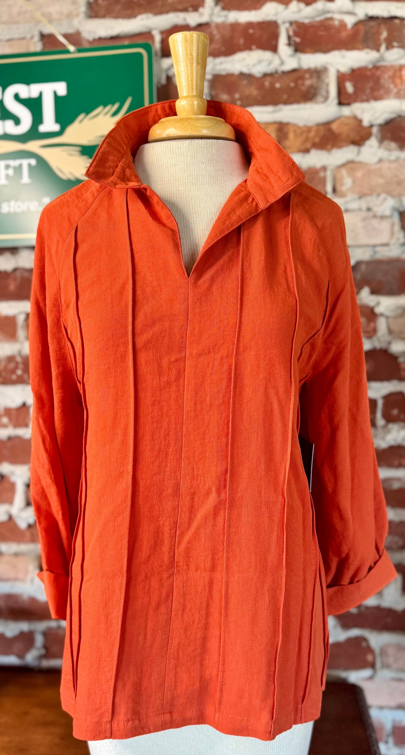 SPLIT NK WIRE COLLAR TOP