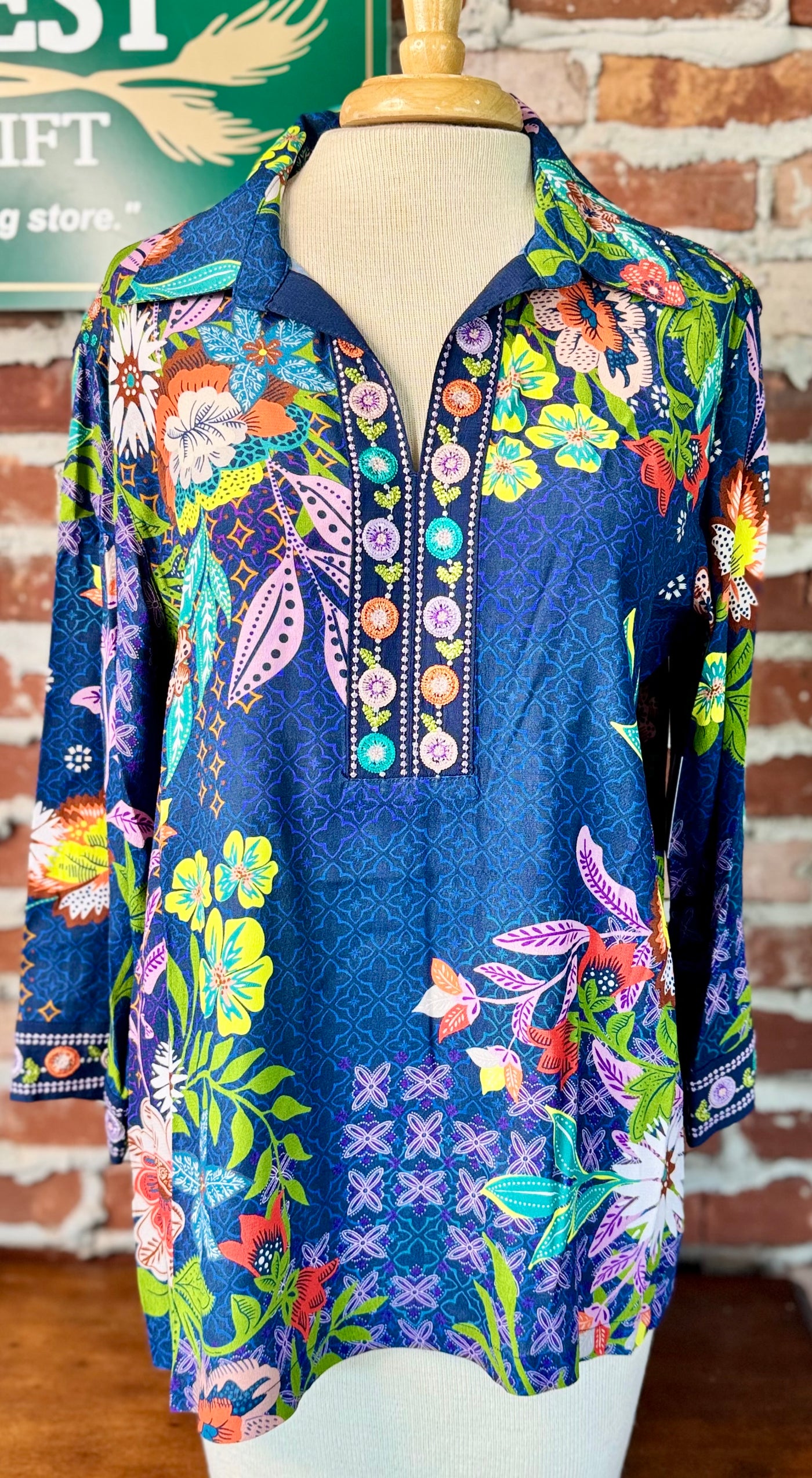 PRINTED TOP W/EMB DETAILS